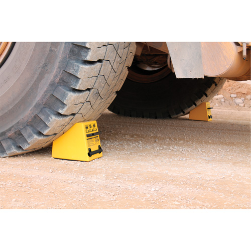 Cale de roue ultra-robuste pour l'exploitation mini&egrave;re Checkers Safety, PEHD, Jaune, 14-1/2" la x 17-1/2" p x 16" h Les Fournitures Industrielles Méga