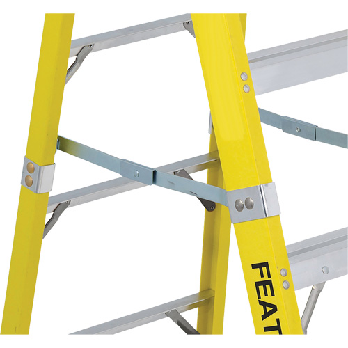 Industrial Heavy-Duty Stepladders (6400 Series), 4', Fibreglass, 300 lbs. Capacity, Type 1A Les Fournitures Industrielles Méga