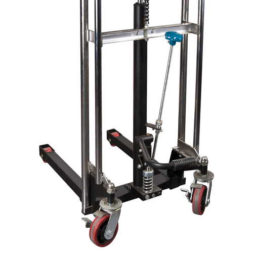Gerbeur hydraulique &agrave; plateforme, M&eacute;canisme Pompe au pied, Capacit&eacute; de 880 lb, Levage max de 60" Les Fournitures Industrielles Méga