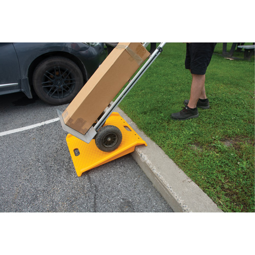 Portable Poly Hand Truck Curb Ramp, 1000 lbs. Capacity, 27" W x 27" L Les Fournitures Industrielles Méga