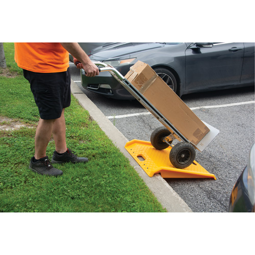 Portable Poly Hand Truck Curb Ramp, 1000 lbs. Capacity, 27" W x 27" L Les Fournitures Industrielles Méga