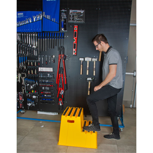 Industrial Step Stool, 2 Steps, 26" x 22-7/16" x 19-11/16" High Les Fournitures Industrielles Méga