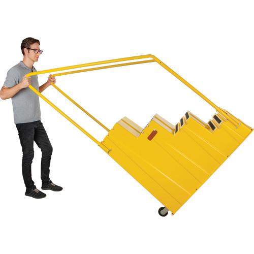 Industrial Step Stool, 4 Steps, 44" x 22-1/4" x 65-1/8" High Les Fournitures Industrielles Méga