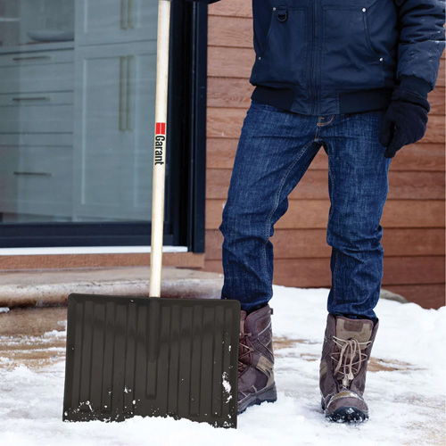 Pelle &agrave; neige Nordic, Lame Polypropyl&egrave;ne, Largueur 17-3/4", Manche Prise en D Les Fournitures Industrielles Méga