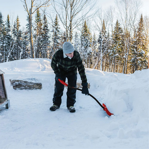 Pelle &agrave; neige Yukon, Lame Polypropyl&egrave;ne, Largueur 18", Manche Prise en D ergonomique Les Fournitures Industrielles Méga