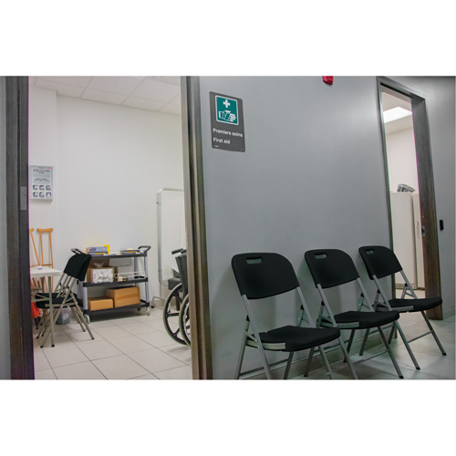 Folding Chair, Polyethylene, Black, 350 lbs. Weight Capacity Les Fournitures Industrielles Méga