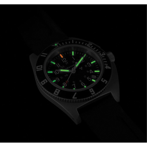 Montre Steel Navigator avec date sur ensemble bracelet en caoutchouc noir de trois morceaux, Num&eacute;rique, &agrave; piles, 41 mm, Noir Les Fournitures Industrielles Méga