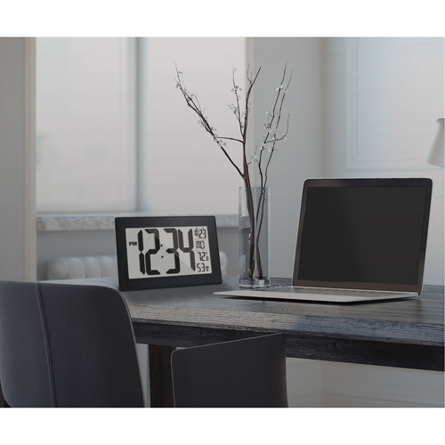 Self-Setting & Self-Adjusting Wall Clock with Stand, Digital, Battery Operated, Black Les Fournitures Industrielles Méga