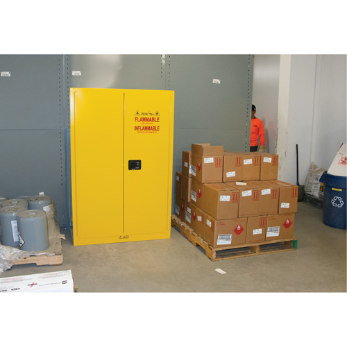 Armoire pour produits inflammables, 45 gal., 2 Porte(s), 43" La x 65" h x 18" p Les Fournitures Industrielles Méga