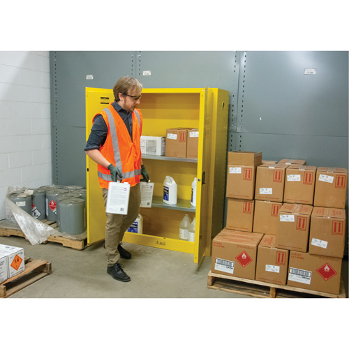 Armoire pour produits inflammables, 45 gal., 2 Porte(s), 43" La x 65" h x 18" p Les Fournitures Industrielles Méga