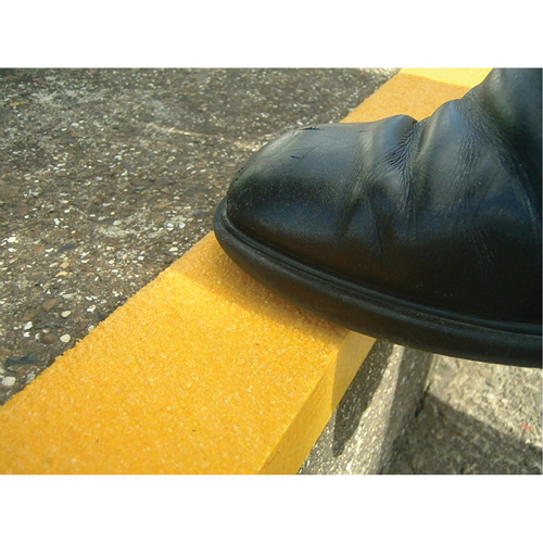 Rebords de marches antid&eacute;rapants Safestep, 2,75" la x 32" lo, Jaune Les Fournitures Industrielles Méga