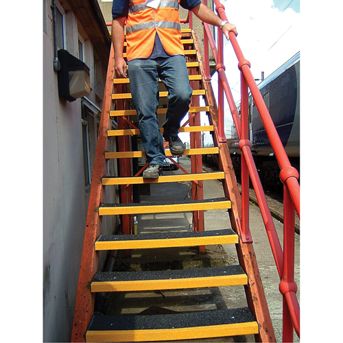 Rebords de marches antid&eacute;rapants Safestep, 10" la x 32" lo, Noir & jaune Les Fournitures Industrielles Méga