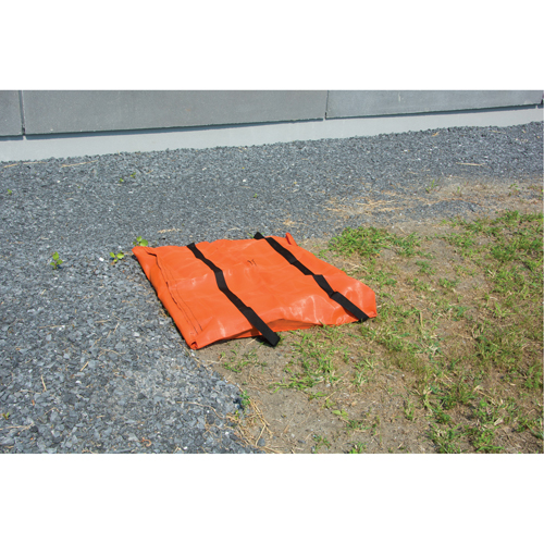 Tapis de canaux d'&eacute;gouts pluviaux - Huile et s&eacute;diment, Huile & s&eacute;diments, 24" lo x 48" la Les Fournitures Industrielles Méga