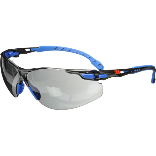 Lunettes de s&eacute;curit&eacute; Solus avec lentilles Scotchgard, Lentille Grise/fum&eacute;e, Antibu&eacute;e, R&eacute;pond ou surpasse la norme CSA Z94.3 Les Fournitures Industrielles Méga