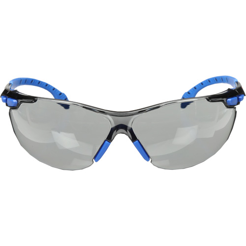 Lunettes de s&eacute;curit&eacute; Solus avec lentilles Scotchgard, Lentille Grise/fum&eacute;e, Antibu&eacute;e, R&eacute;pond ou surpasse la norme CSA Z94.3 Les Fournitures Industrielles Méga