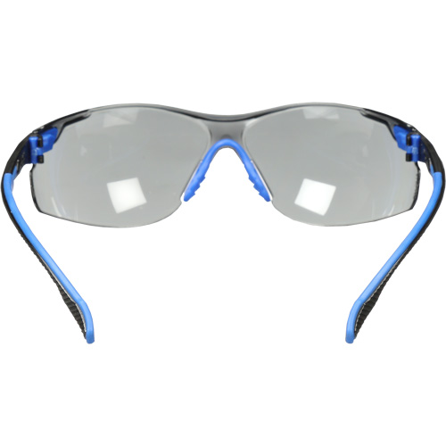 Lunettes de s&eacute;curit&eacute; Solus avec lentilles Scotchgard, Lentille Grise/fum&eacute;e, Antibu&eacute;e, R&eacute;pond ou surpasse la norme CSA Z94.3 Les Fournitures Industrielles Méga