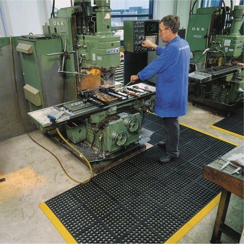 Cushion-Ease&reg; 550 Interlocking Anti-Fatigue Mat, Slotted, 3' x 3' x 3/4", Black, Rubber Les Fournitures Industrielles Méga