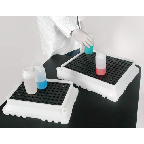 P2 Ultra-Spill Tray&reg;, 17" L x 12" W x 4" H, 1.8 US gal. Spill Capacity Les Fournitures Industrielles Méga