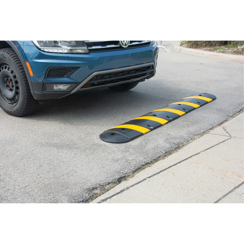 Speed Bump Kit, Rubber, 4' L x 11" W x 2" H Les Fournitures Industrielles Méga
