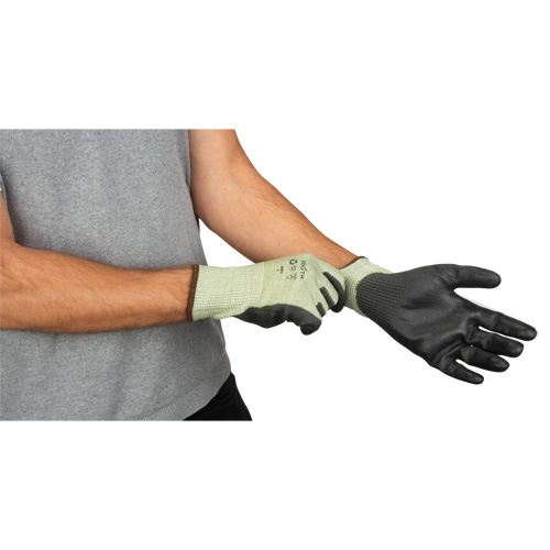 Gants &eacute;lastiques &eacute;cologiques sans coutures r&eacute;sistants &agrave; la coupe, Taille 7, Calibre 13, Rev&ecirc;tement Polyur&eacute;thane, Enveloppe en PEHP/rPET, ASTM ANSI niveau A4 Les Fournitures Industrielles Méga