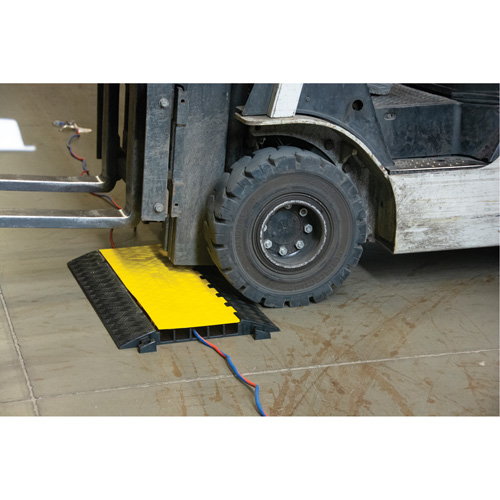 Polyurethane Cable Protector, 5 Channels, 35.43" L x 19.69" W x 2" H Les Fournitures Industrielles Méga