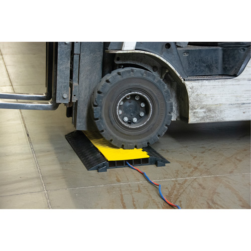 Polyurethane Cable Protector, 5 Channels, 35.43" L x 19.69" W x 2" H Les Fournitures Industrielles Méga