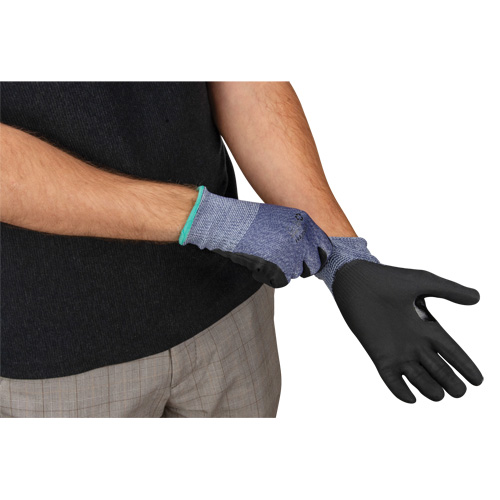 Gants r&eacute;sistant &agrave; la coupe, Taille Moyen, Calibre 15, Rev&ecirc;tement Mousse de nitrile, Enveloppe en PEHP, ASTM ANSI niveau A3 Les Fournitures Industrielles Méga