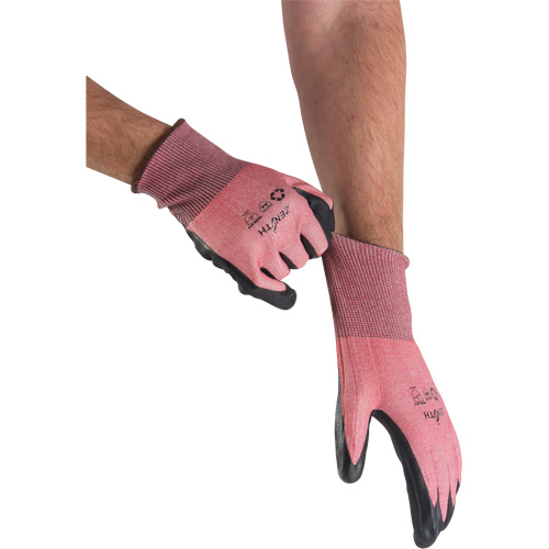 Gants &eacute;cologiques, l&eacute;gers, et r&eacute;sistants &agrave; la coupe, &agrave; haute dext&eacute;rit&eacute;, Taille 7, Calibre 18, Rev&ecirc;tement Mousse de nitrile, Enveloppe en Acier inoxydable/PEHP/rPET, ASTM ANSI niveau A4 Les Fournitures Industrielles Méga