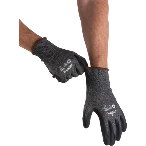 Gants &eacute;cologiques, l&eacute;gers, et r&eacute;sistants &agrave; la coupe, &agrave; haute dext&eacute;rit&eacute;, Taille 7, Calibre 21, Rev&ecirc;tement Mousse de nitrile, Enveloppe en Acier inoxydable/PEHP/rPET, ASTM ANSI niveau A5 Les Fournitures Industrielles Méga