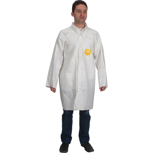 Sarrau de laboratoire ProShield 60, Microporeux/Polypropyl&egrave;ne, Blanc, Moyen Les Fournitures Industrielles Méga