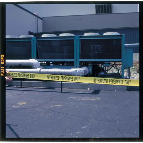 Ruban pour barricade, Anglais, 3" la x 200' lo, 3 mils, Noir sur jaune Les Fournitures Industrielles Méga