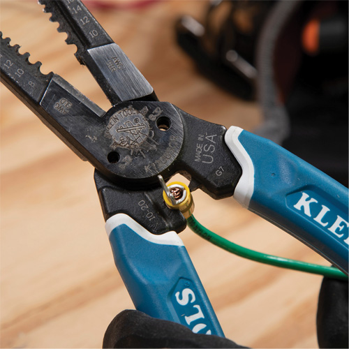 Outil polyvalent Klein-Kurve pour d&eacute;nuder, couper et sertir les fils, 8-1/4" lo, 8 - 20 AWG Les Fournitures Industrielles Méga