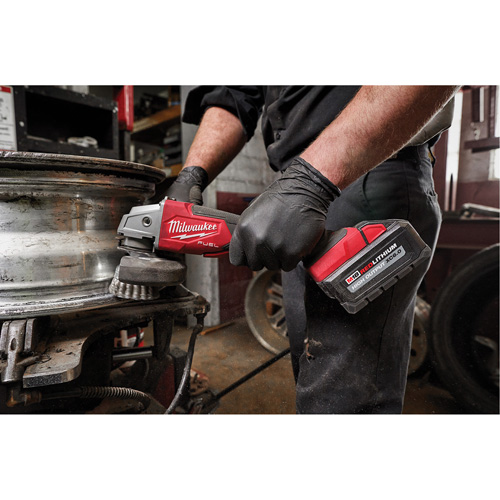 Meuleuse &agrave; frein &agrave; vitesse variable avec interrupteur &agrave; glissi&egrave;re non verrouillable M18 Fuel, 18 V, Mandrin 5"/4-1/2", Lithium-ion Les Fournitures Industrielles Méga