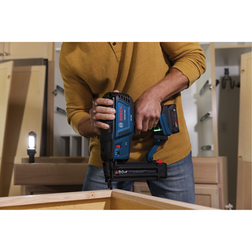 Brushless 18-Gauge Brad Nailer Kit with Standard Power Battery, 18 V, Lithium-Ion Les Fournitures Industrielles Méga
