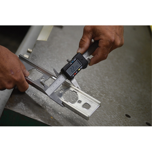 Digital Caliper, 0.0005" (0.01 mm) Resolution, 0" - 6" (0 mm - 150 mm) Range Les Fournitures Industrielles Méga
