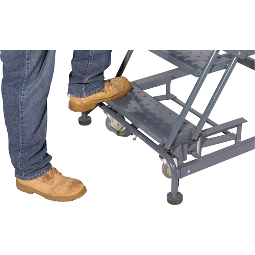 &eacute;chelles roulantes avec pied verrouillable activ&eacute; par le poids, 6 marches, Largeur de la marche 24", Hauteur de la plateforme 60", Acier Les Fournitures Industrielles Méga