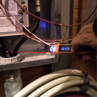 Testeur de tension sans contact avec thermom&egrave;tre &agrave; infrarouge Les Fournitures Industrielles Méga