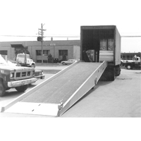 Rampe de chargement mobile, 16 000 lb Capacit&eacute;, 72" la x 30' lo Les Fournitures Industrielles Méga