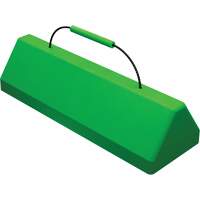 Cale de roue pour avion Checkers Safety SafeRay avec poign&eacute;e &agrave; c&acirc;ble, Ur&eacute;thane, Vert fluorescent, 24" la x 8" p x 6" h Les Fournitures Industrielles Méga
