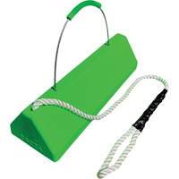 Cale de roue pour avion Checkers Safety SafeRay avec poign&eacute;e &agrave; c&acirc;ble avec cordage en boucle, Ur&eacute;thane, Vert fluorescent, 24" la x 8" p x 6" h Les Fournitures Industrielles Méga