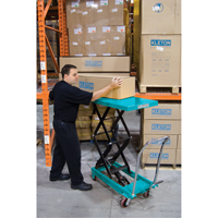 Heavy-Duty Hydraulic Scissor Lift Table, 27-1/2" L x 17-3/4" W, Steel, 330 lbs. Capacity Les Fournitures Industrielles Méga