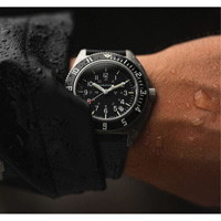 Montre Steel Navigator avec date sur ensemble bracelet en caoutchouc noir de trois morceaux, Num&eacute;rique, &agrave; piles, 41 mm, Noir Les Fournitures Industrielles Méga