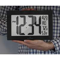 Horloge murale &agrave; r&eacute;glage et ajustement automatiques avec support, Num&eacute;rique, &agrave; piles, Noir Les Fournitures Industrielles Méga