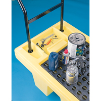 Chariots Poly-Spillcart, 66,5" lo x 29" la x 43,9" h, Cap. de d&eacute;versement 57 gal. US Les Fournitures Industrielles Méga