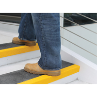 Rebords de marches antid&eacute;rapants Safestep, 10" la x 32" lo, Noir & jaune Les Fournitures Industrielles Méga