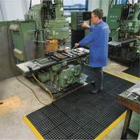 Cushion-Ease&reg; 550 Interlocking Anti-Fatigue Mat, Slotted, 3' x 3' x 3/4", Black, Rubber Les Fournitures Industrielles Méga