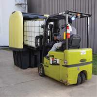 Palette anti-d&eacute;versement jaune &agrave; couvercle rigide roulant, 65" lo x 65" la x 101" h, Capacit&eacute; de charge 5000 lb Les Fournitures Industrielles Méga