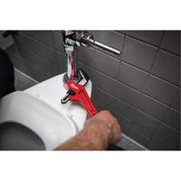 Steel Offset Hex Pipe Wrench, 2-5/8" Jaw Capacity, 10-1/2" Long, Powder Coated Finish, Ergonomic Handle Les Fournitures Industrielles Méga