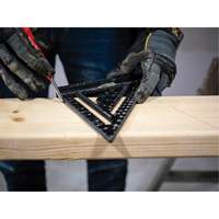 &eacute;querre de charpentier MACH-1 Smart Mark Johnny Square&reg; de 7-1/4 po avec fiole de niveau Les Fournitures Industrielles Méga